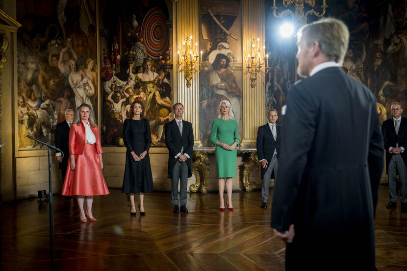 Swearing-in of the new ministers in the presence of the King in the Oranjezaal at Huis ten Bosch Palace.